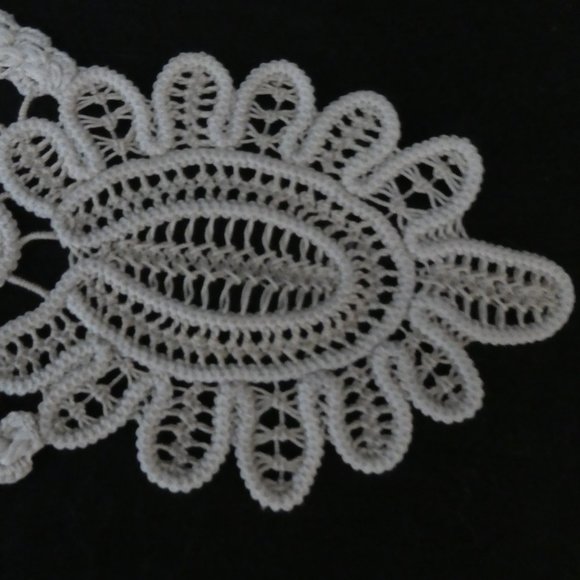 Gorgeous Vintage Crochet Floral Doily - Picture 3 of 6